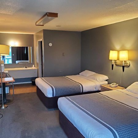 Wild Rose Country Inn Grande Prairie Bagian luar foto