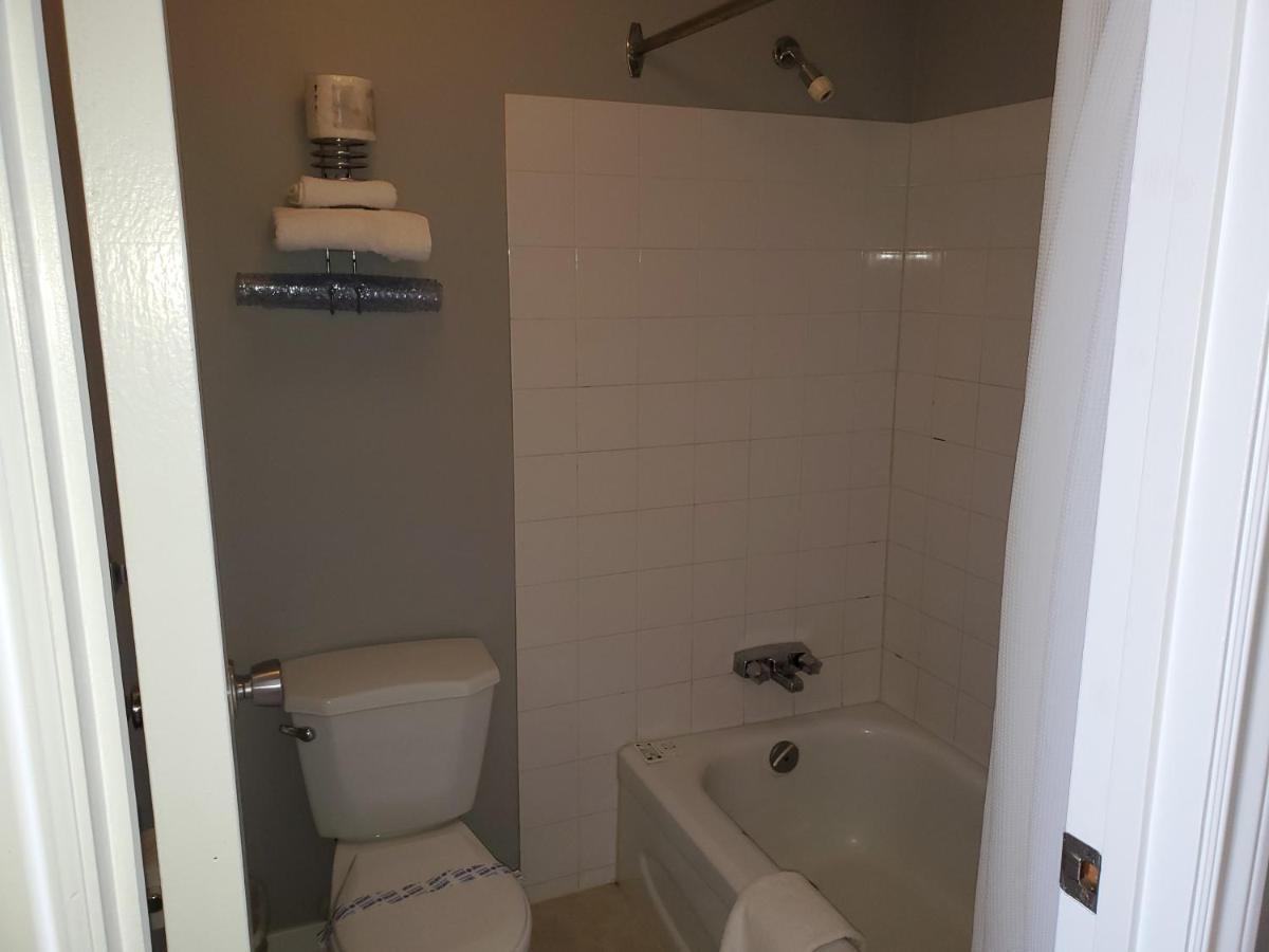 Wild Rose Country Inn Grande Prairie Bagian luar foto