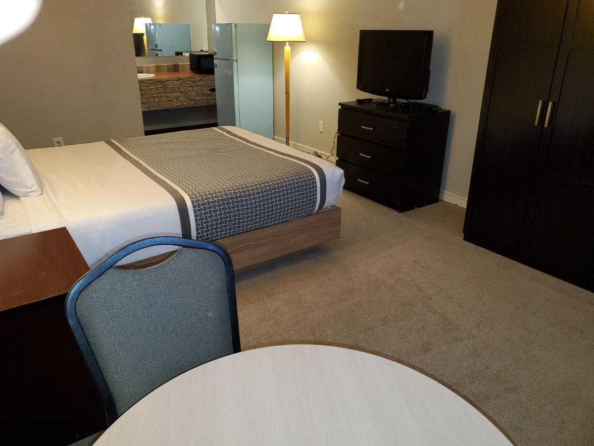 Wild Rose Country Inn Grande Prairie Bagian luar foto